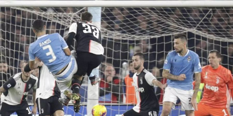 Lazios Luiz Felipe (M,l) schiesst das erste Tor seiner Mannschaft. Foto: Gregorio Borgia/AP