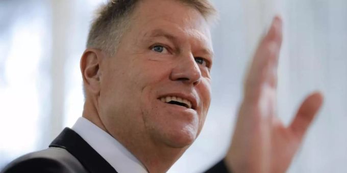 Klaus Iohannis, Präsident von Rumänien, winkt, nachdem er seine Stimme in einem Wahllokal abgegeben hat. Foto: Vadim Ghirda/AP/dpa Klaus Iohannis, Präsident von Rumänien, winkt, nachdem er seine Stimme in einem Wahllokal abgegeben hat. Foto: Vadim Ghirda/AP/dpa