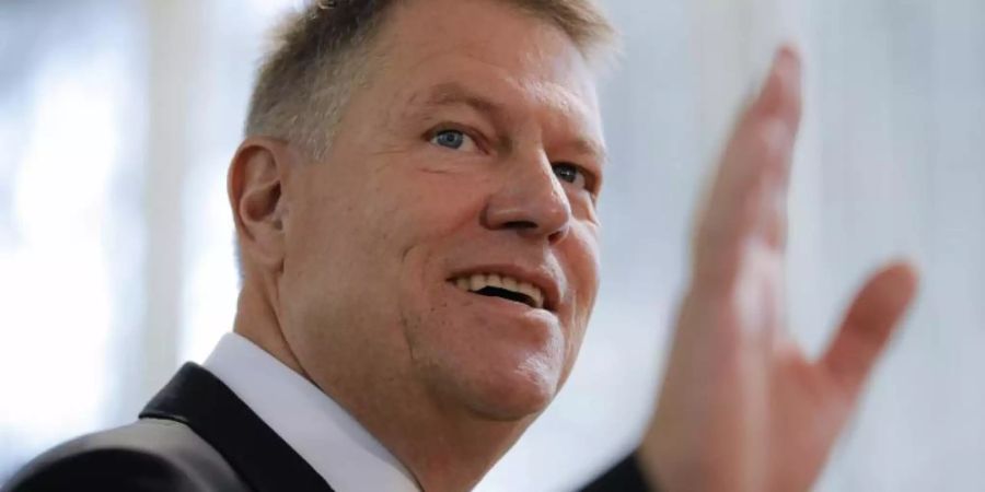 Klaus Iohannis, Präsident von Rumänien, winkt, nachdem er seine Stimme in einem Wahllokal abgegeben hat. Foto: Vadim Ghirda/AP/dpa