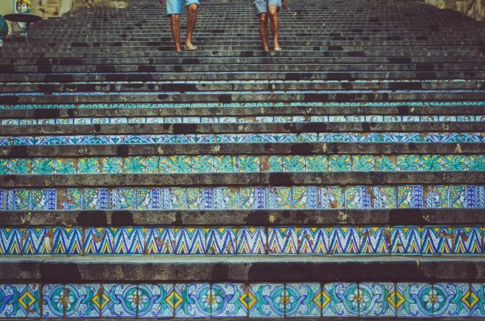 Eine wunderschöne Treppe in Caltagirone. Treppe mit Mosaiken