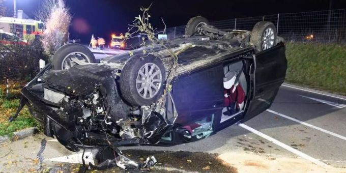 Das Auto in Humlikon ZH überschlug sich. humlikon