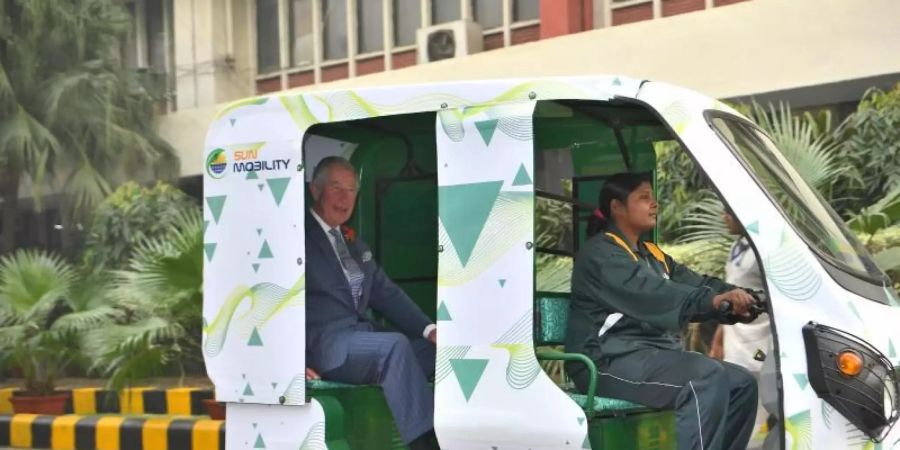 Charles in einer E-Rikscha auf dem Weg ins indische MET-Büro (Wetterdienst). Foto: Victoria Jones/PA Wire/dpa