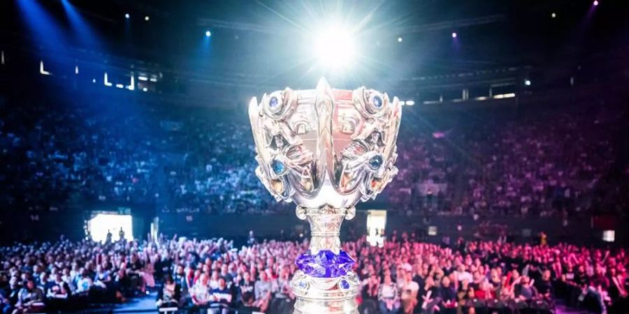 Der Summoner's Cup, die Trophäe der League-of-Legends-Weltmeisterschaft. Foto: -/Riot Games/dpa