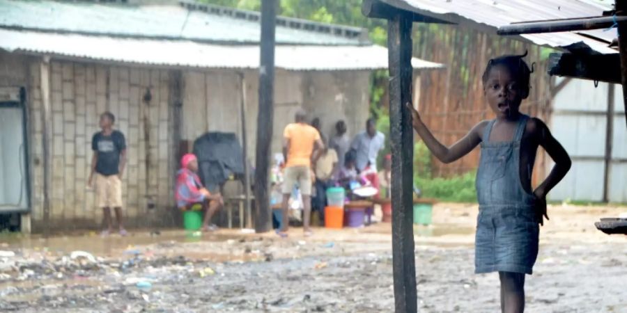 Nach dem Zyklon Idai steht eine Strasse in Mosambik unter Wasser