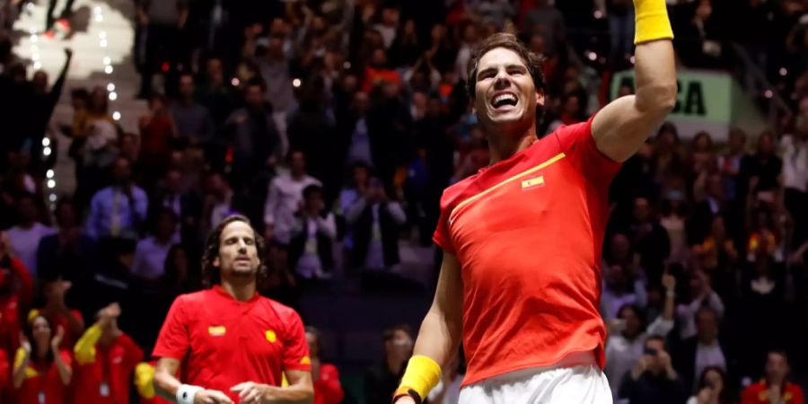 Rafael Nadal feiert am Davis-Cup-Final; im Hintergrund Feliciano Lopez.