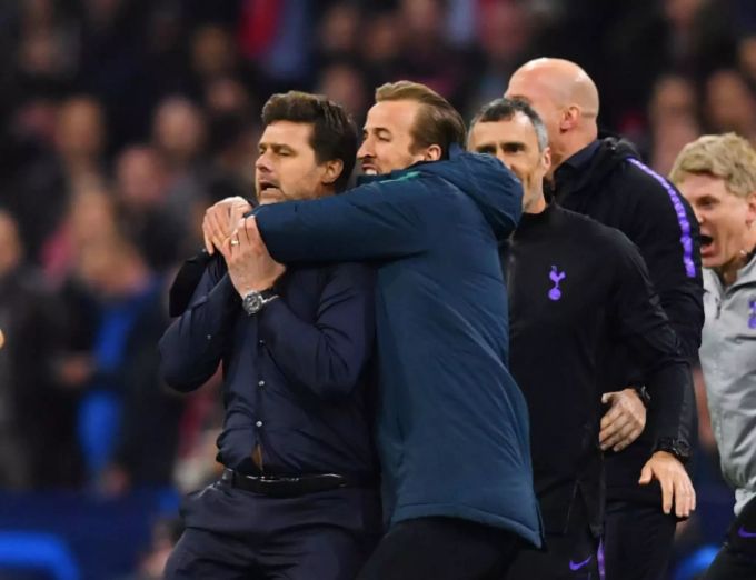 Harry Kane und Mauricio Pochettino bejubeln den Champions-League-Final-Einzug 2019. Harry Kane