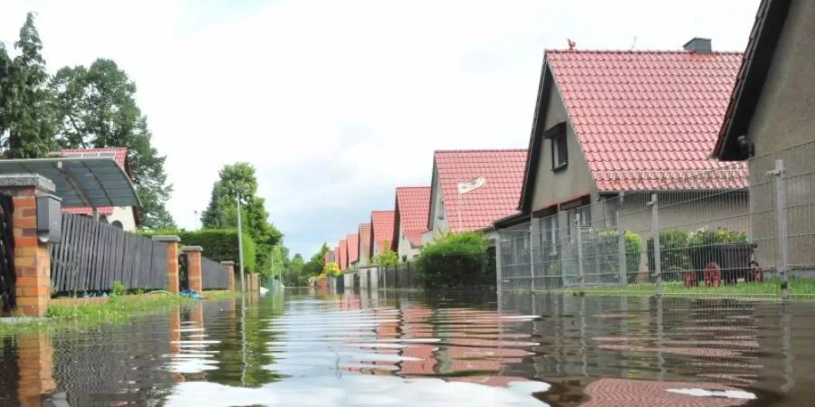 Stark- und Dauerregen, der Strassen und Häuser flutet, ist in Deutschland keine Seltenheit mehr. Laut dem Deutschen Wetterdienstes ist künftig noch mehr mit dem Wetterphänomen zu rechnen. Foto: Georg-Stefan Russew/zb/dpa