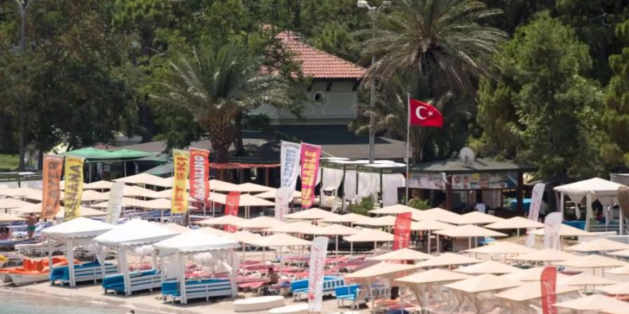 Touristen an einem Badestrand im türkischen Kemer. In der vergangenen Sommersaison war vor allem die Türkei als Reiseziel gefragt. Foto: Marius Becker/dpa