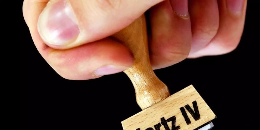 Fast eine Million Menschen beziehen seit mindestens zehn Jahren dauerhaft Hartz-IV-Leistungen. Foto: Ralf Hirschberger/zb/dpa