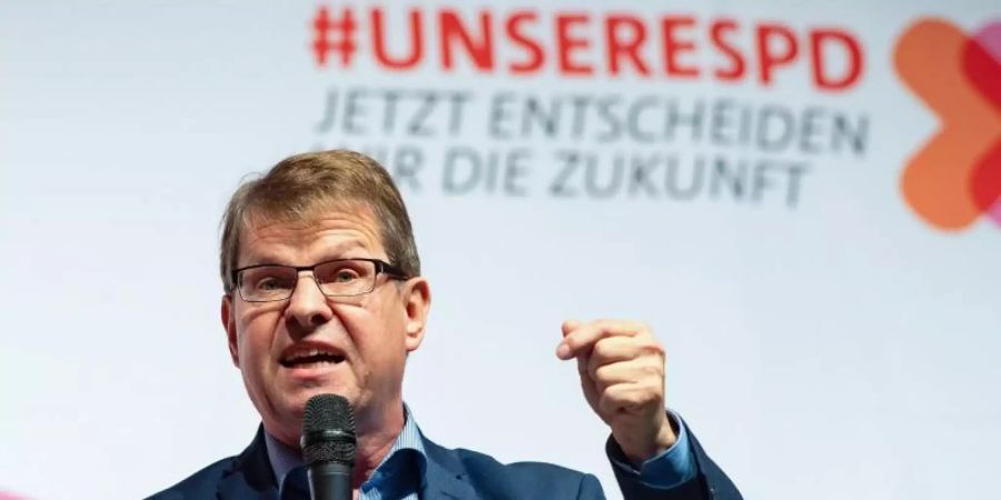 Der ehemalige SPD-Vizevorsitzende Ralf Stegner ist auf den Telefonscherz eines Youtubers hereingefallen, der ihm den Posten von Finanzminister Olaf Scholz angeboten hatte. Foto: Guido Kirchner/dpa