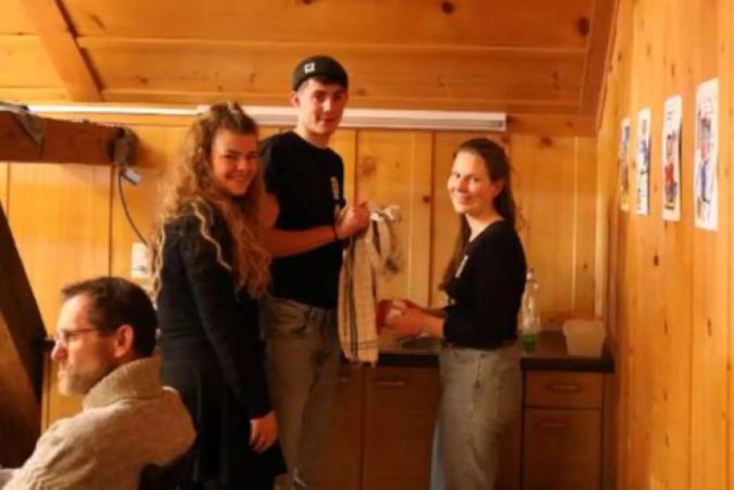 Teamwork - zum harten Kern gehören etwa 14 Personen im Alter zwischen 17 und 22 Jahren