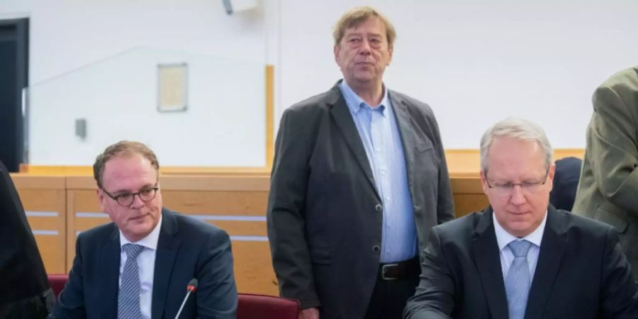 Schostok (rechts) und die beiden anderen Angeklagten