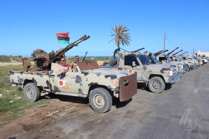 Fahrzeuge und Militante, angeblich von der Misrata-Miliz, versammeln sich, um sich den Streitkräften in Tripolis (LBY) anzuschliessen. chalifa haftar