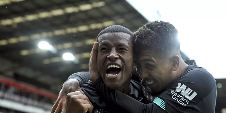 Roberto Firmino und Torschütze Georginio Wijnaldum (links) freuen sich über Liverpools siebten Sieg in Folge