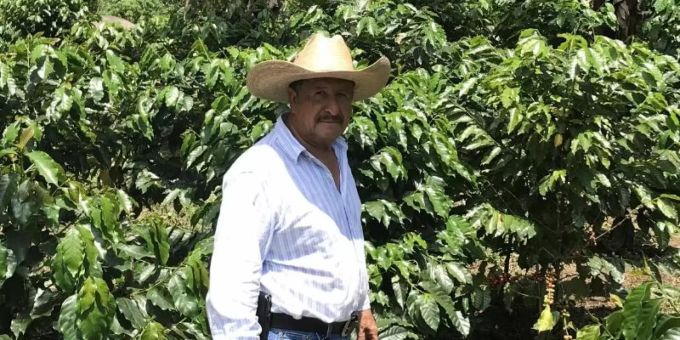 Der Kaffeebauer Jose de Leon steht auf einer Plantage im guatemaltekischen Department San Marcos. Wegen des niedrigen Weltmarktpreises sehen die Erzeuger ihre Existenz gefährdet. Viele versuchen, in die USA auszuwandern. Foto: Nick Kaiser Der Kaffeebauer Jose de Leon steht auf einer Plantage im guatemaltekischen Department San Marcos. Wegen des niedrigen Weltmarktpreises sehen die Erzeuger ihre Existenz gefährdet. Viele versuchen, in die USA auszuwandern. Foto: Nick Kaiser