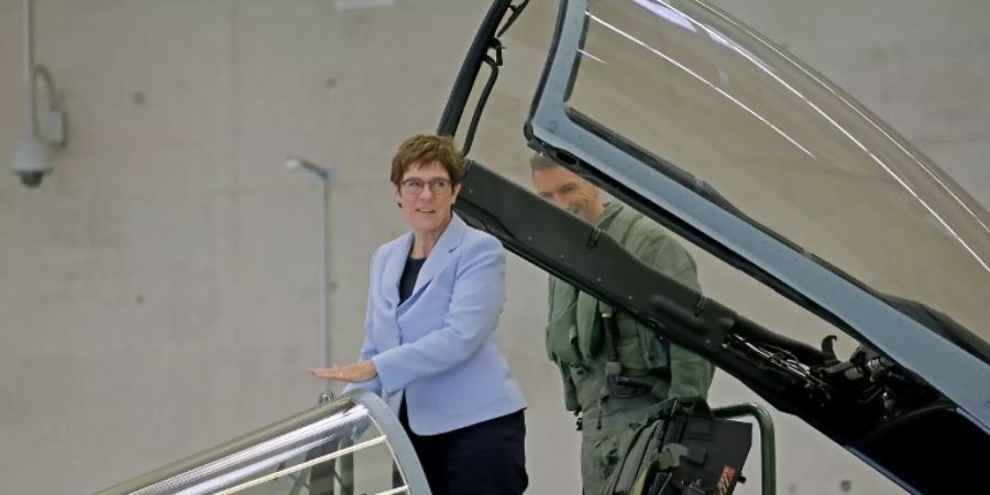 Ministerin inspiziert Luftwaffe