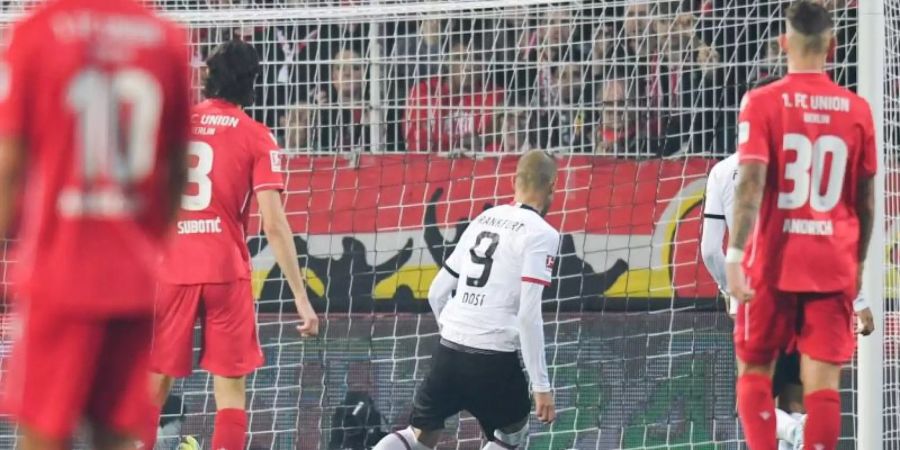 Bas Dost (M/9) erzielt das Tor zum 1:0 für Eintracht Frankfurt gegen Torhüter Rafal Gikiewicz von Union Berlin. Foto: Tom Weller