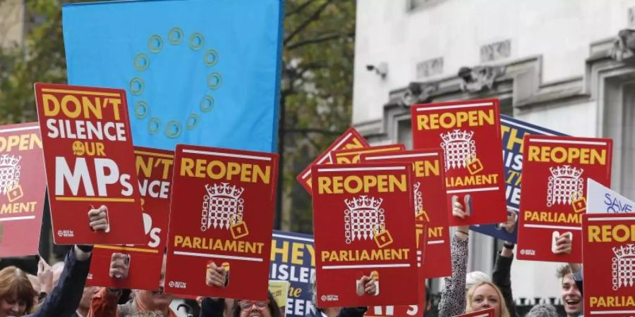 Anti-Brexit-Anhänger reagieren vor dem Supreme Court, dem Obersten Gerichtshof in London. Das oberste britische Gericht hat die von Premierminister Johnson auferlegte Zwangspause des Parlaments für rechtswidrig erklärt. Foto: Frank Augstein/AP