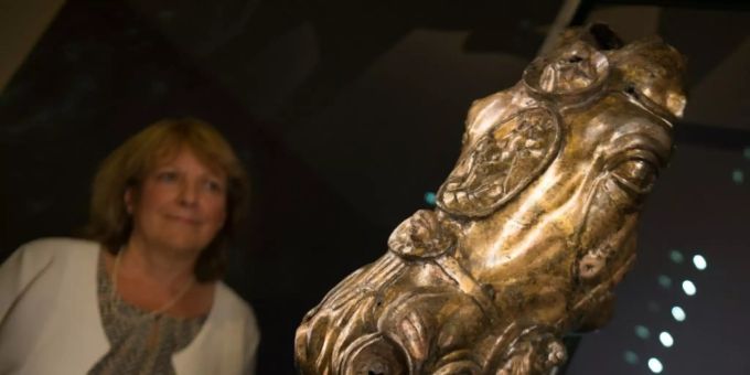 Pferdekopf und Restauratorin Angelika Ulbrich Pferdekopf und Restauratorin Angelika Ulbrich