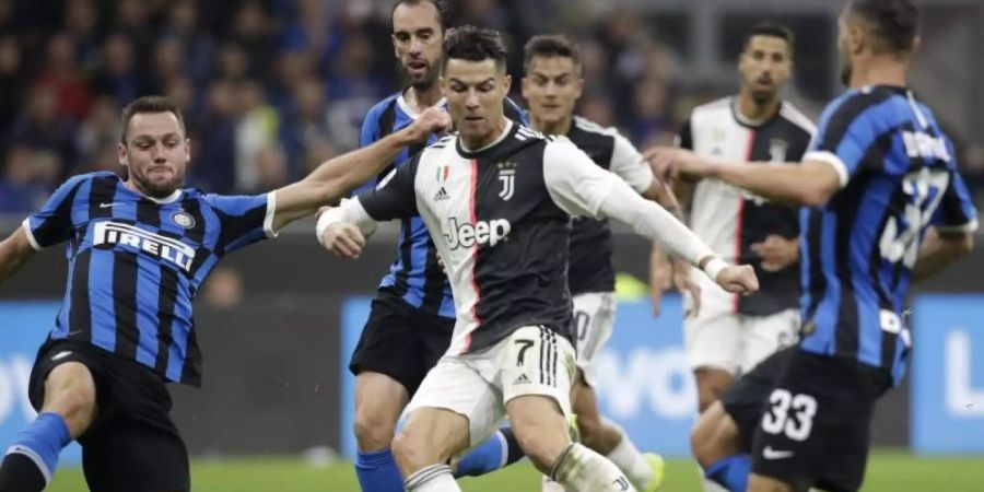 Juves Cristiano Ronaldo (M) zieht von der Strafraumgrenze ab. Foto: Luca Bruno/AP/dpa