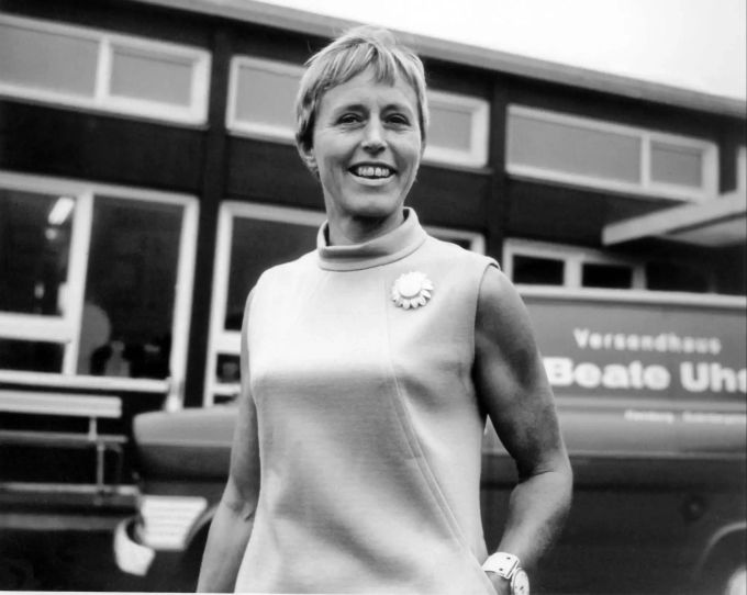 Beate Uhse, die Gründerin und Chefin des Flensburger Versandunternehmens für Sex- und Hygieneartikel im März 1969 vor ihrem Versandhaus in Flensburg. Beate Uhse