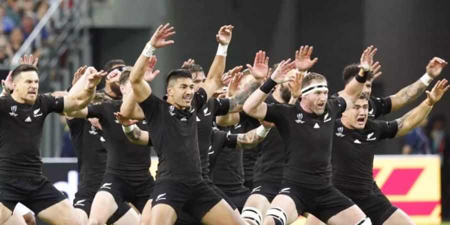 Die Spieler der All Blacks führen den Haka vor Spielbeginn auf. Foto: ./kyodo/dpa