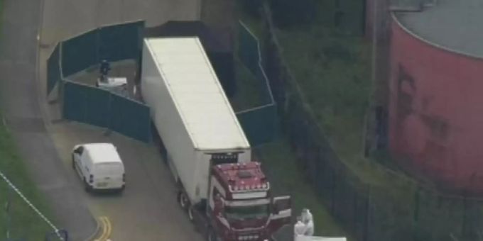 Polizisten am Fundort der 39 Leichen in Essex (GB). Essex Polizisten
