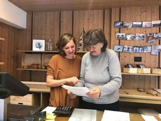 Ladenverkäuferin Josiane Hallé (links) und Marianne Haeni, Präsidentin der Genossenschaft