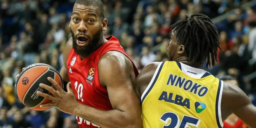 Bayern Münchens Greg Monroe (l) stellte bei der Berliner Polizei einen Strafantrag wegen Beleidigung mit rassistischem Hintergrund. Foto: Andreas Gora/dpa