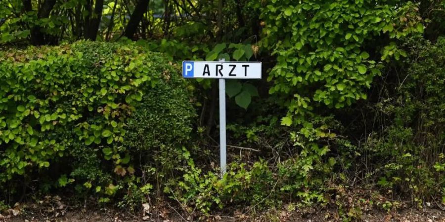 Im Gegensatz zu öffentlichen Parkplätzen, wo der Fahrzeughalter die Knöllchen bezahlen muss, konnten sich private Betreiber bisher nur an den Fahrer halten. Foto: Nicolas Armer/dpa