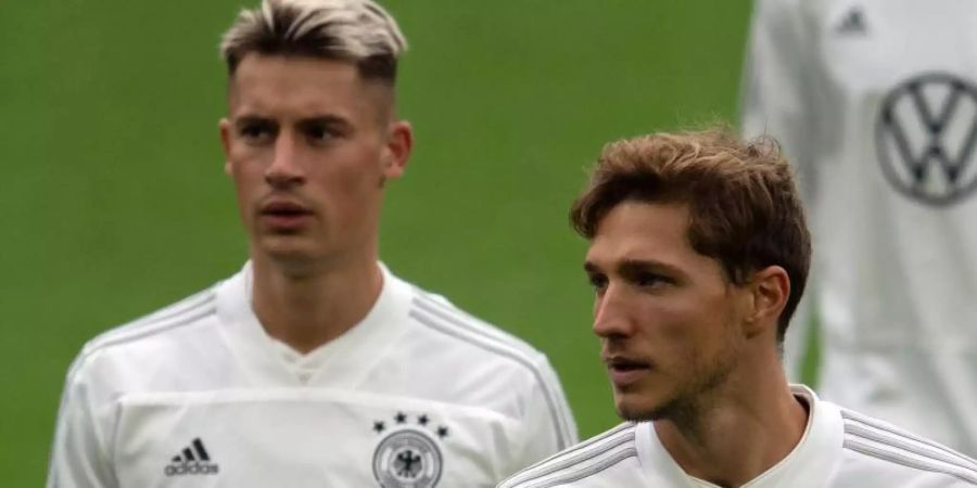 Niklas Stark (r) darf auf eine erneute Nominierung für die Nationalmannschaft hoffen. Foto: Federico Gambarini/dpa