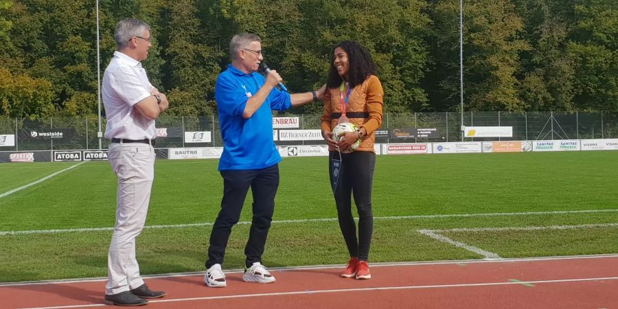 Viele liebe Worte von Felix König, Juniorenpräsident des FC Köniz, für die Bronzemedaille-Gewinnerin.