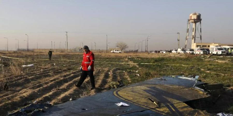 Die Maschine der Ukraine International Airlines stürzte am frühen Mittwochmorgen nach dem Start nahe Teheran ab. Foto: Ebrahim Noroozi/AP/dpa