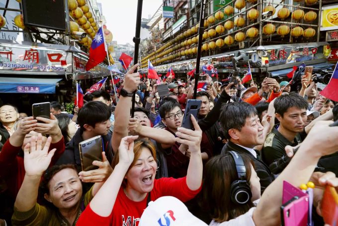 Unterstützer der oppositionellen Kuomintang-Partei. taiwan wahlkampf