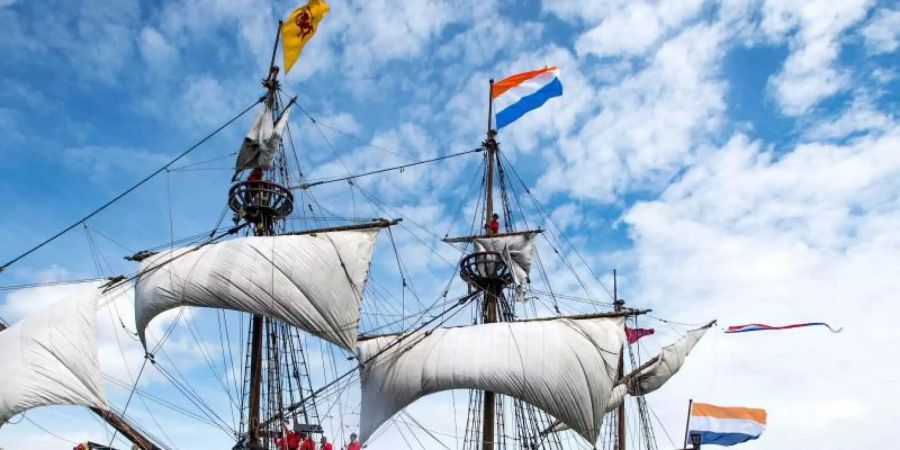 Das nachgebaute Segelschiff «Halve Maen» der Vereinigten Ostindischen Compagnie (VOC) segelt in den Hafen der historischen Seefahrerstadt Hoorn. Foto: Remko De Waal/epa/dpa