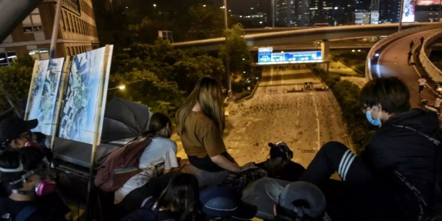 Aktivisten bereiten Flucht aus umstellter Hochschule in Hongkong vor