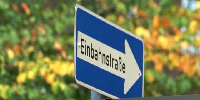 Das Schild zeigt an, dass die Strasse nur in einer Richtung befahrbar ist. (Symbolbild) Einbahnstrasse
