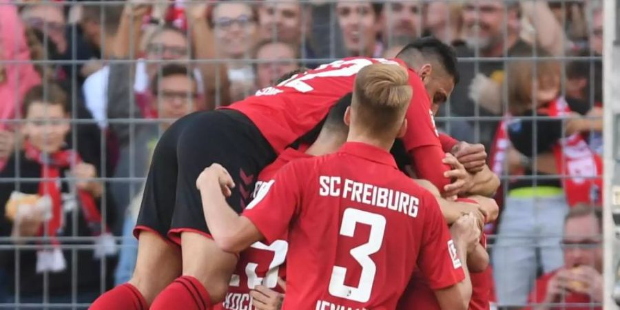 Freiburgs Spieler bejubeln das 1:0 kurz vor dem Halbzeitpfiff. Foto: Patrick Seeger/dpa