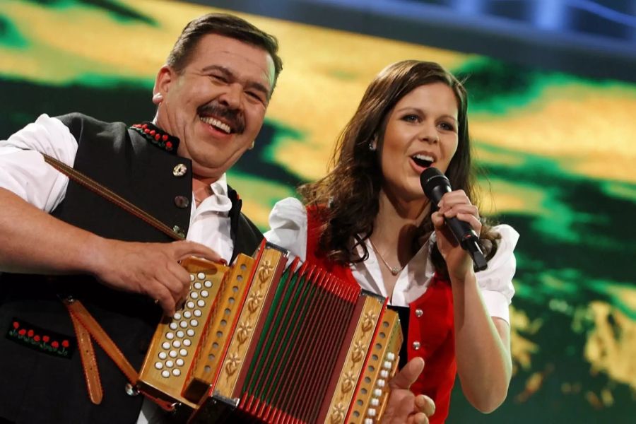 Melanie Oesch steht mit ihrem Vater auf der Bühne.