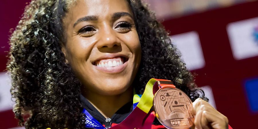 Mujinga Kambundji zeigt strahlend ihre Bronzemedaille