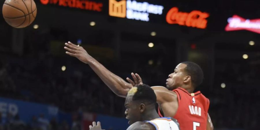 Dennis Schröder (l) und Oklahoma City Thunder unterlagen den Portland Trail Blazers. Foto: Kyle Phillips/AP/dpa