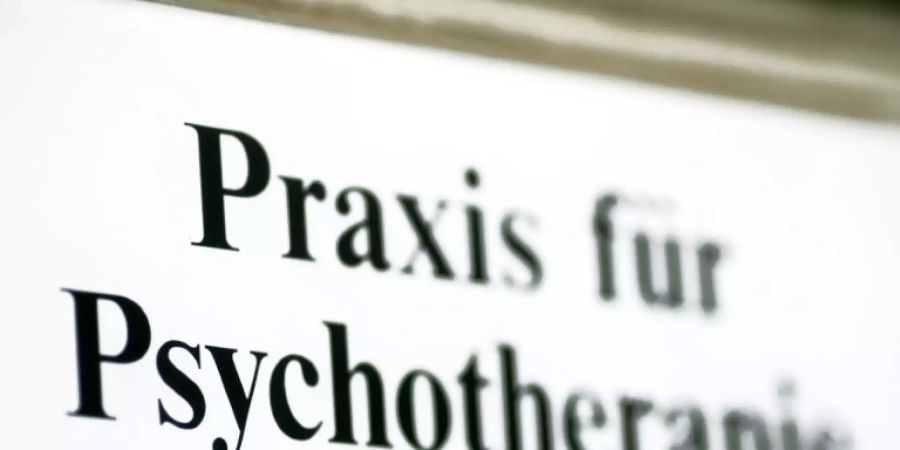 Ein Schild vor einer psychotherapeutischen Praxis