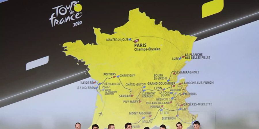 Eine Auswahl von Fahrern, angeführt vom vierfachen Tour-Sieger Chris Froome (ganz links), posiert nach der Streckenpräsentation der Tour de France 2020 auf der Bühne