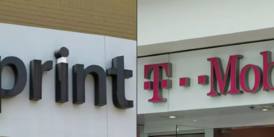 Die Logos von Sprint und T-Mobile