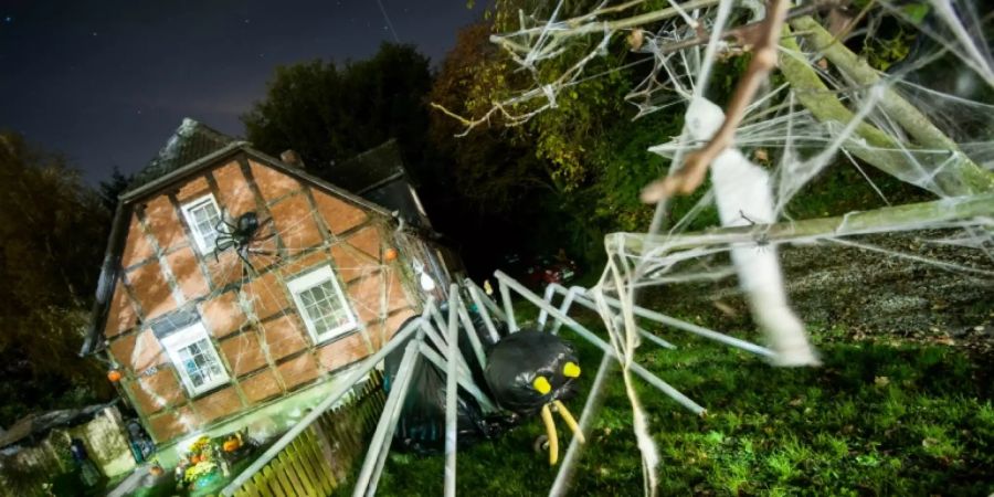 Ein mit Halloween-Dekoration geschmücktes Haus
