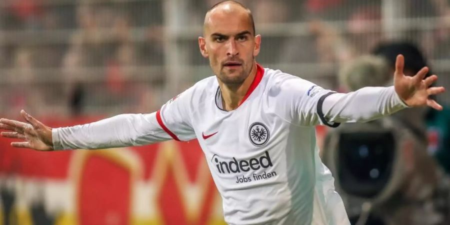 Bas Dost könnte bei Eintracht Frankfurt zurückkehren. Foto: Andreas Gora/dpa