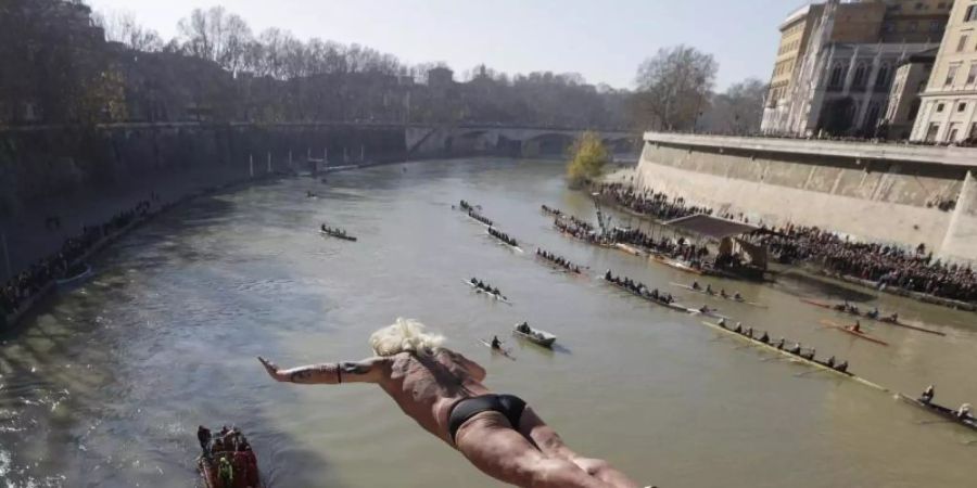 Maurizio Palmulli sprang am Neujahrstag von der 18 Meter hohen Cavour-Brücke in den Tiber. Foto: Andrew Medichini/AP/dpa