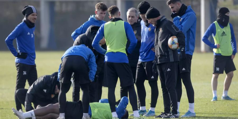 Schockmoment beim Trainingsauftakt: Afimico Pululu bleibt mit Schmerzen liegen.