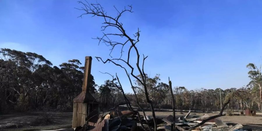 Die Überreste eines durch einen Buschbrand zerstörten Hauses im Bundesstaat New South Wales. Foto: Dan Peled/AAP/dpa