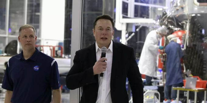 SpaceX-Chef Elon Musk spricht in einer Werkstatt. NASA-SpaceX